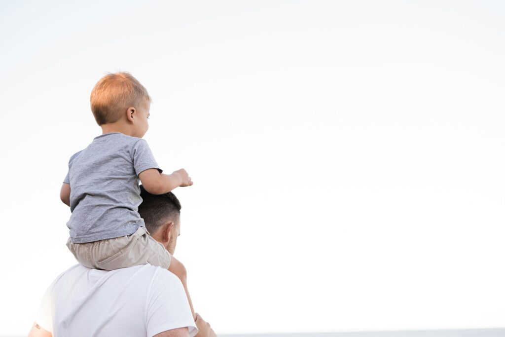 Father holding child on shoulders to represent child support laws and searching for top child support lawyers in Colorado